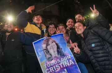 Hubo tensión e incidentes frente a la casa de CFK tras el pedido de detención en la causa Vialidad
