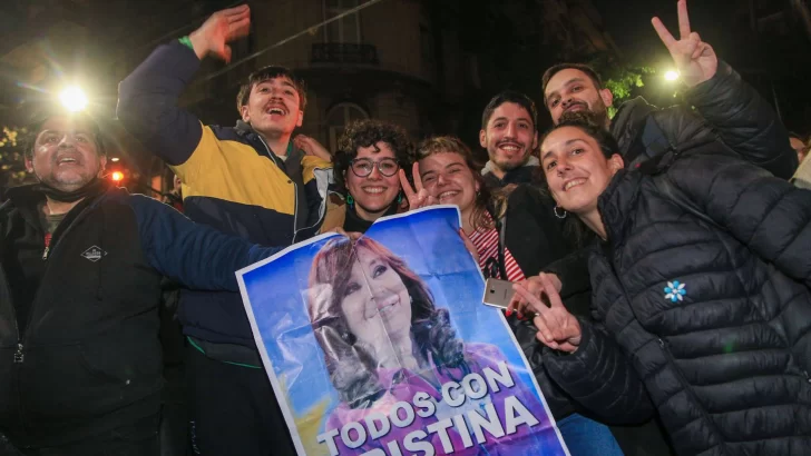 Hubo tensión e incidentes frente a la casa de CFK tras el pedido de detención en la causa Vialidad