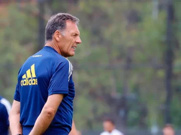 Sin Carlos Tevez y con un cambio de esquema: el equipo de Boca que prepara Russo para recibir a Sarmiento de Junín