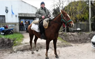 Recorrió 30 kilómetros a caballo para ir a votar a una escuela rural