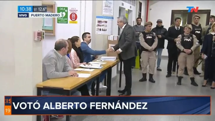 Votó Alberto Fernández y volvió a poner en duda el traspaso de datos del escrutinio