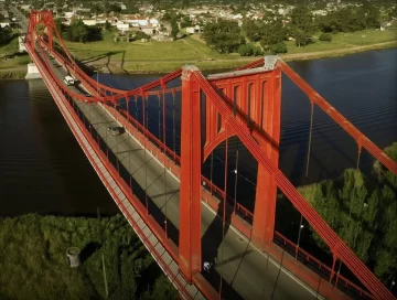 Colocarán reductores de velocidad en el Puente Colgante