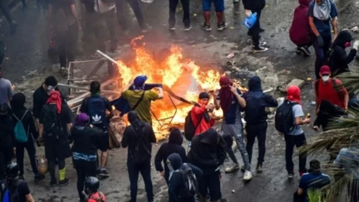 Enfrentamientos, saqueos e incendios en el centro de Santiago