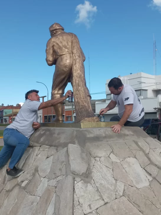 Ponen en valor los monumentos de los pescadores en la zona del puerto