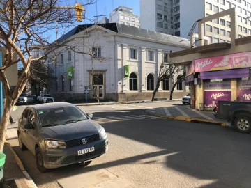 Dispar actividad comercial en el centro por el feriado Nacional. El transporte funciona con frecuencias reducidas