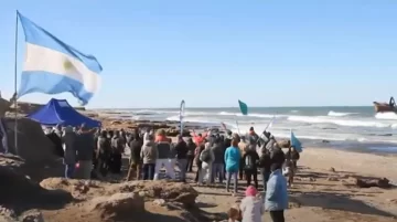 Día internacional del surf: convocan a limpiar la playa en soledad