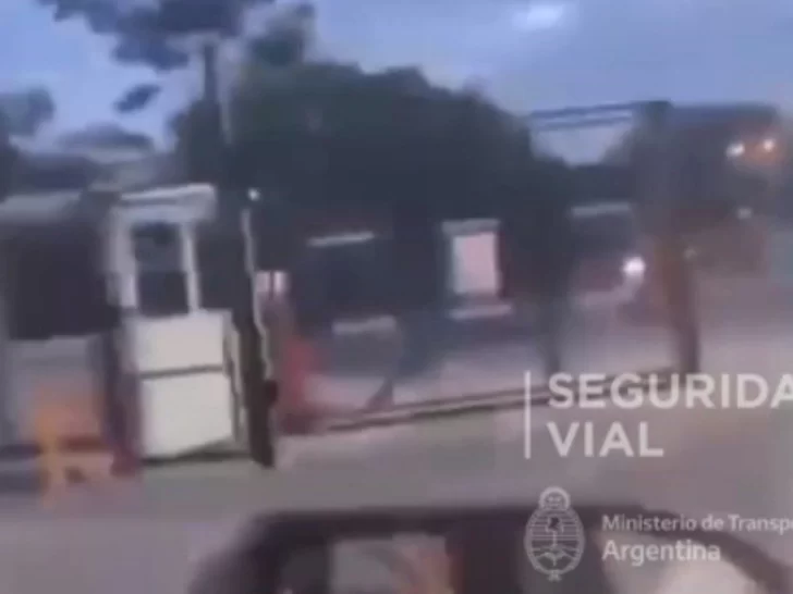 Video: lo echaron de un boliche, se filmó chocando la entrada y atropelló a una persona