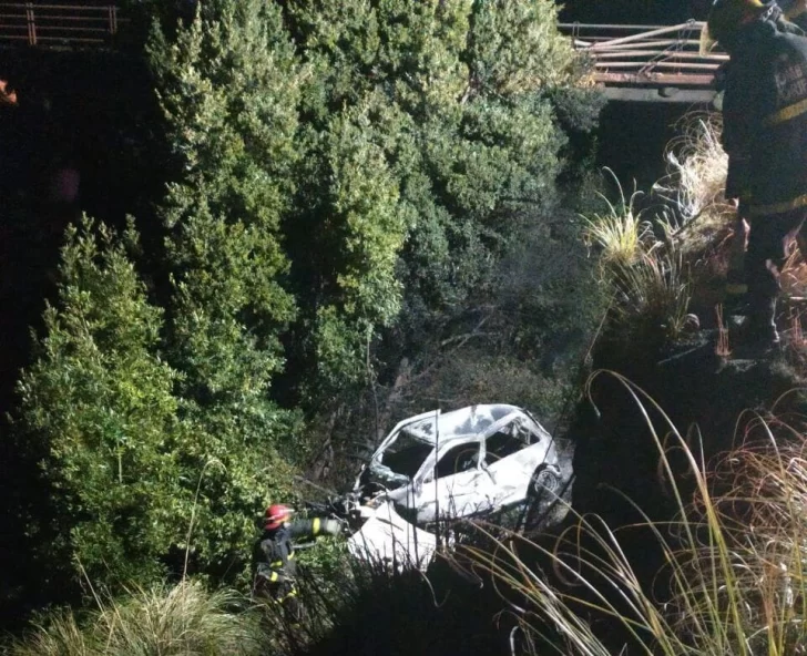 Un auto cayó al río Quequén desde un puente