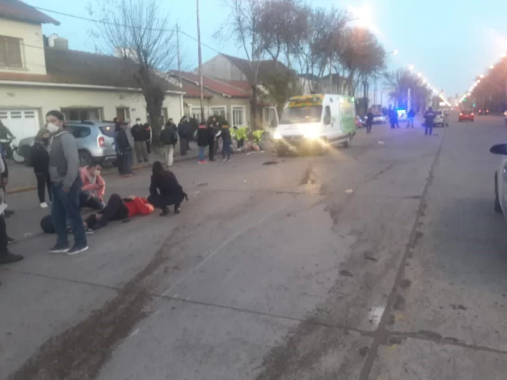 Lucha por su vida la mujer embestida por un automovilista