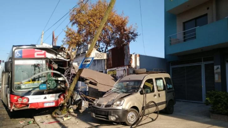 Video: un chofer de colectivos se descompensó y atropelló a varias personas