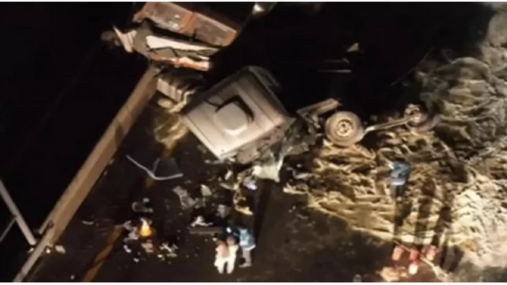 Impactante accidente en la Autopista Buenos Aires – La Plata: un camión se cruzó de carril y volcó