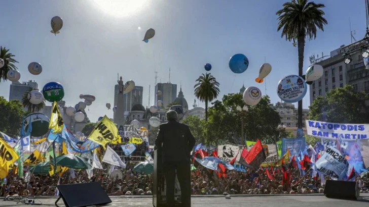 El Gobierno analiza hacer un acto el 10 de diciembre para tener “más presencia en la calle”