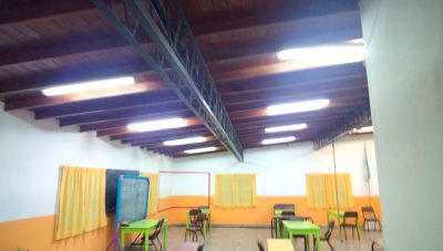 Trabajos de iluminación en escuelas de Necochea, Quequén y el interior