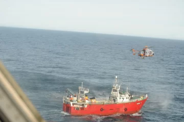 Video: Prefectura rescató de altamar a un tripulante de un pesquero