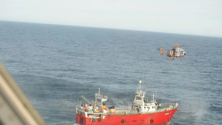 Video: Prefectura rescató de altamar a un tripulante de un pesquero