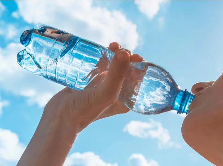 El valor del agua para mantenerse hidratado en el verano