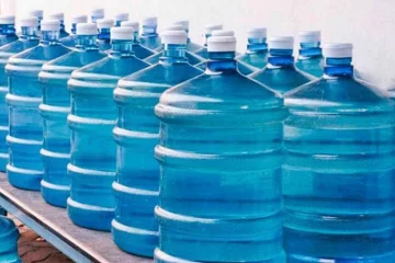 Se entregan bidones de agua para el consumo humano
