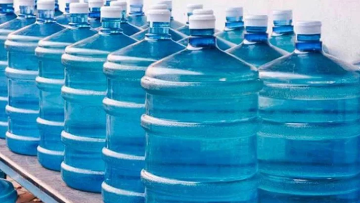 Se entregan bidones de agua para el consumo humano