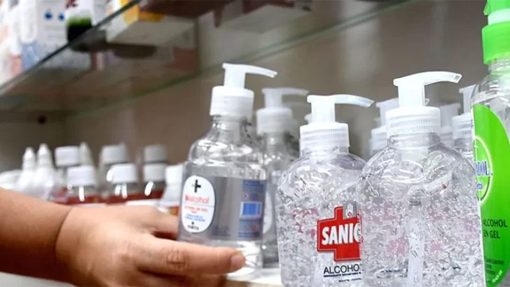 Autorizan a las farmacias a elaborar alcohol en gel y repelentes