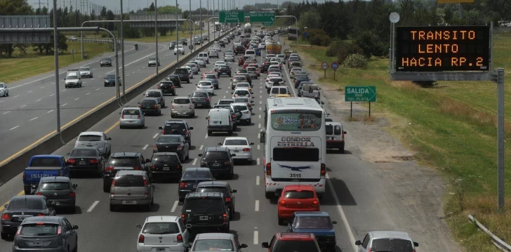 Más de 100 conductores sancionados por manejar sobre la banquina