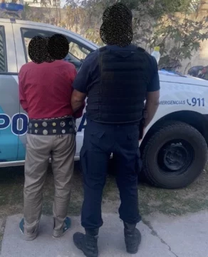 Estaban de vacaciones y amenazó a su pareja con un revolver