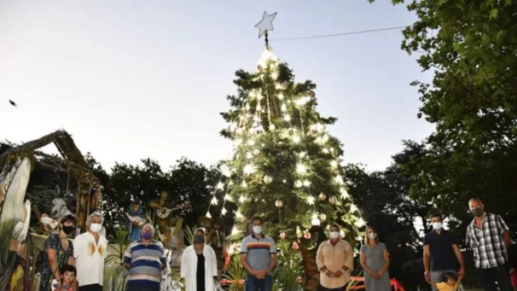 Villancicos junto al árbol en vísperas de la Navidad