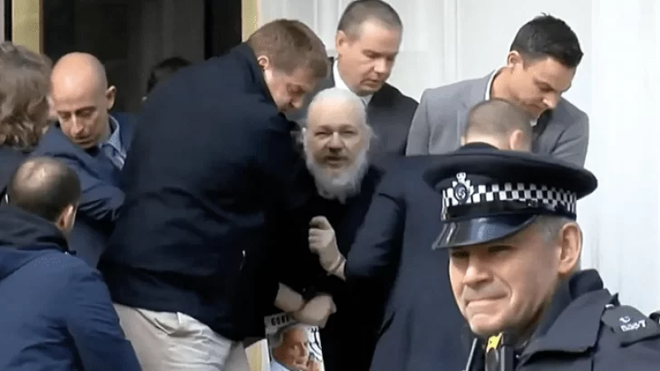El Gobierno británico aprobó la extradición de Assange a los Estados Unidos