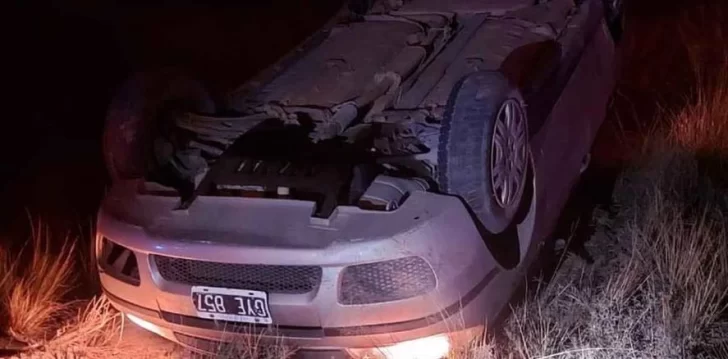 Bahía Blanca: 14 jóvenes iban en un auto y volcaron