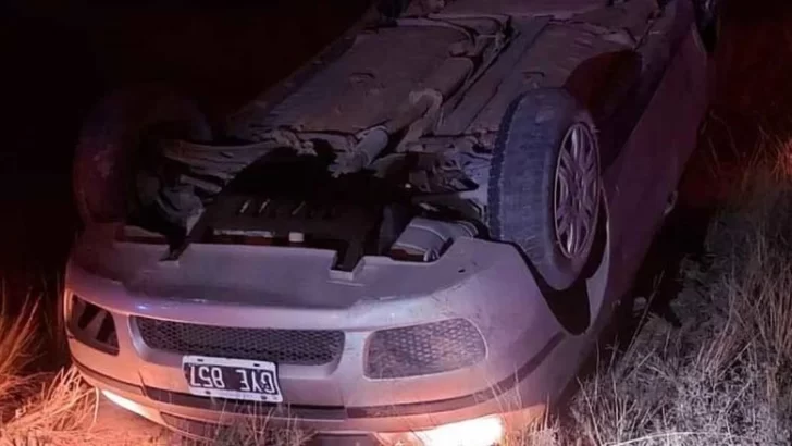 Bahía Blanca: 14 jóvenes iban en un auto y volcaron