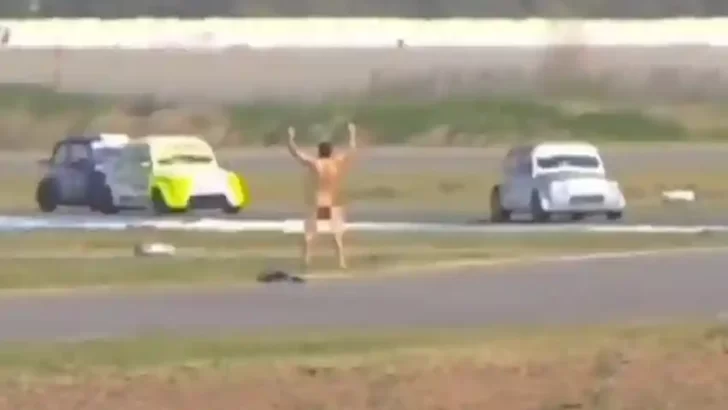 Insólito: un hombre invadió la pista y se desnudó en plena carrera de autos