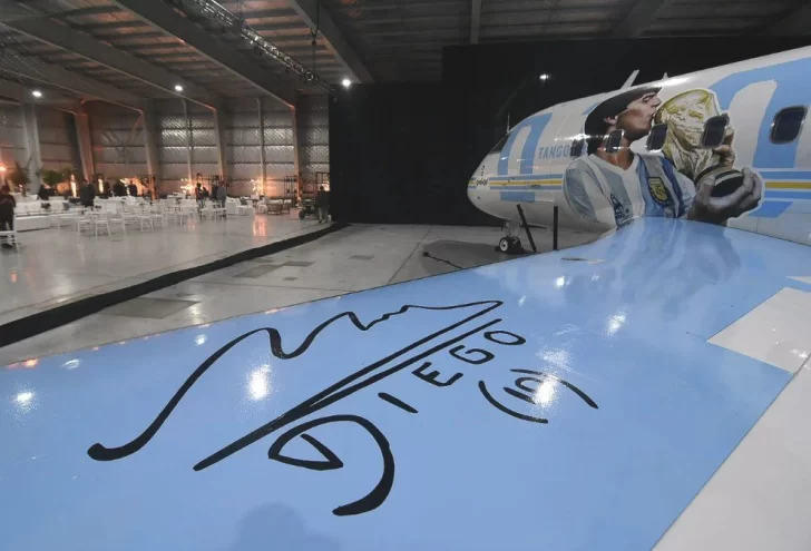 Presentaron el avión en homenaje a Diego Maradona que irá al Mundial de Qatar 2022