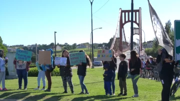 Corte en una de las manos del Puente Colgante por una protesta