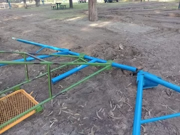 Retiran los juegos del parque para crear una nueva plaza para niños