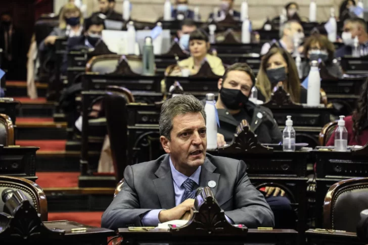 Diputados recordó a Meoni, y Massa, emocionado, bajó del estrado a una banca para homenajearlo