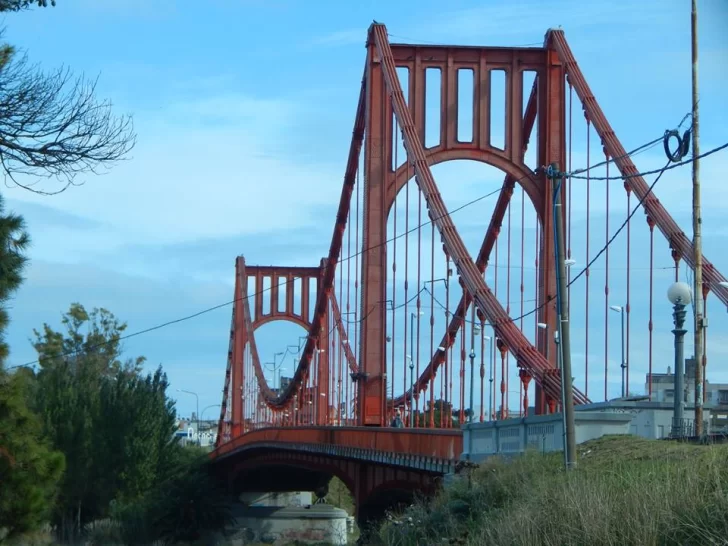 Delincuentes le robaron sus bicicletas a dos jóvenes en el Puente Colgante