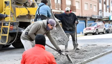 Avanzan con obra de bacheo en las calles de la villa balnearia