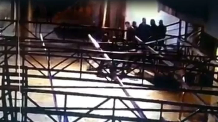 Video: un patovica golpeó y dejó inconsciente a un joven en la puerta de un boliche en Balcarce