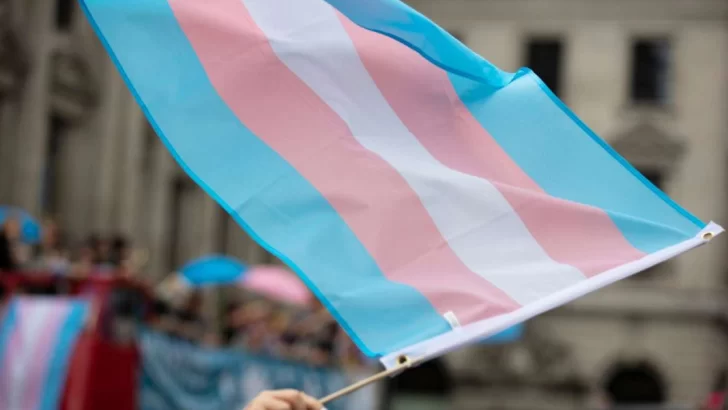 El exsecretario de DDHH confundió la bandera del orgullo trans con la de Argentina