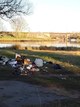 Arrojaron basura en la ribera del rió