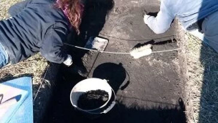 Investigadores del Conicet excavan en un campo cercano a Claraz