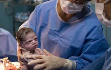 El reencuentro de la bebé que nació “enojada” con el fotógrafo que la volvió viral