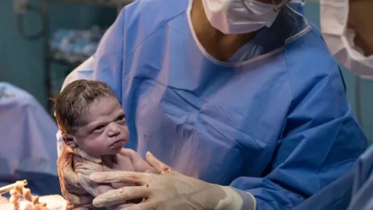 El reencuentro de la bebé que nació “enojada” con el fotógrafo que la volvió viral