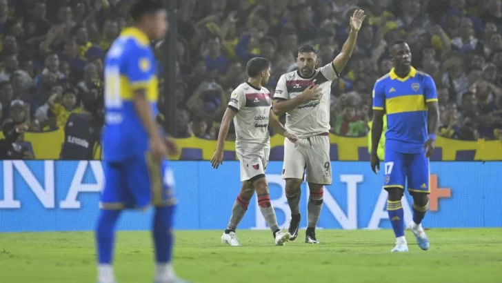 Boca perdió sobre el final ante Colón y sigue sin poder ganar de local