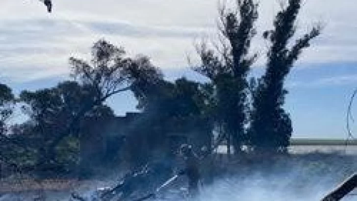 Bomberos apagaron fuego en un monte de La Dulce