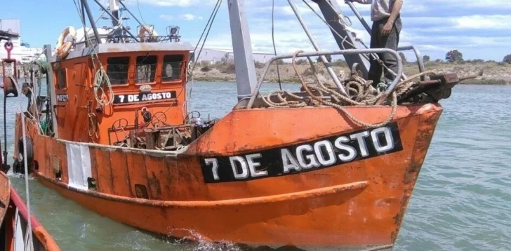 Se hundió un buque en Río Negro: buscan a dos tripulantes