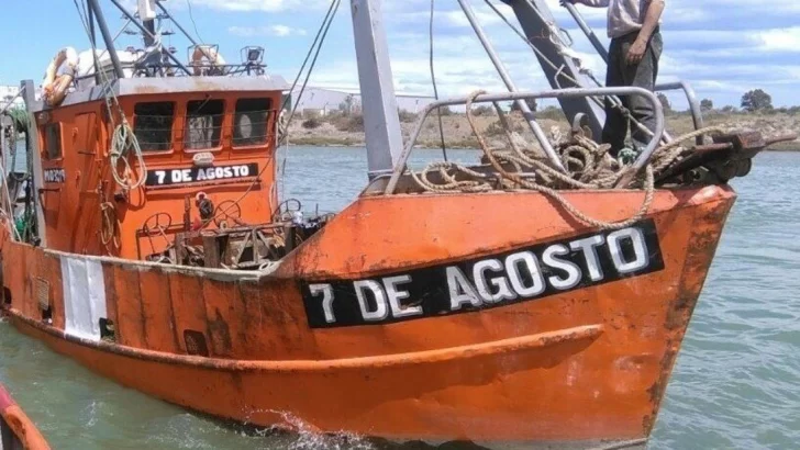 Se hundió un buque en Río Negro: buscan a dos tripulantes