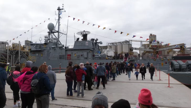 Decenas de vecinos visitan la Corbeta ARA Espora de la Armada Argentina