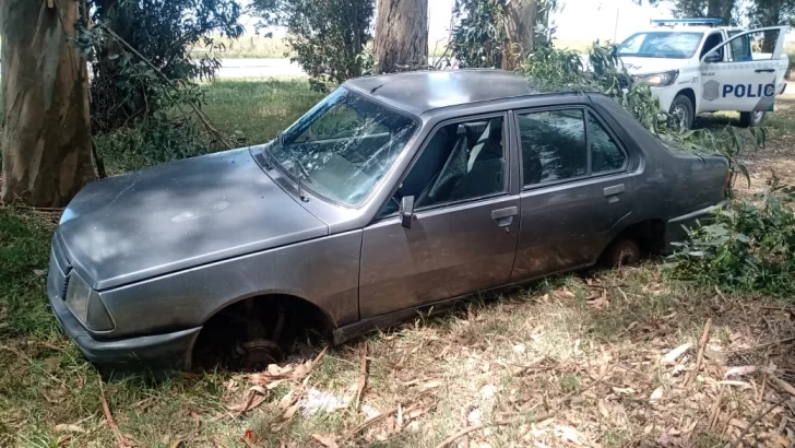 Encuentran sin neumáticos a un Renault 18 robado