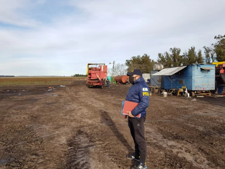 Asistencia de Renatre a trabajadores que encontraron en un campo