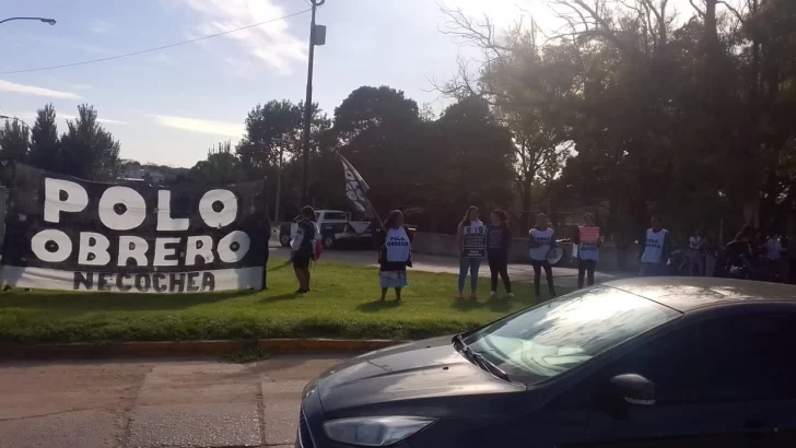 Unidad Piquetera corta una de las manos del Puente Colgante